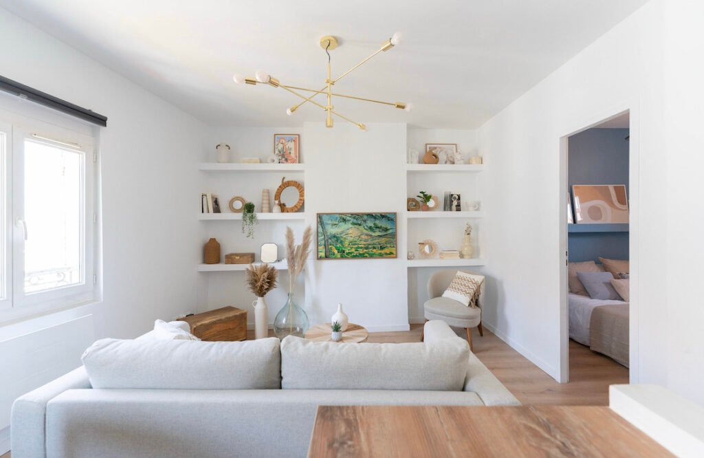 Séjour rénové d’un appartement marseillais dans le quartier du Panier