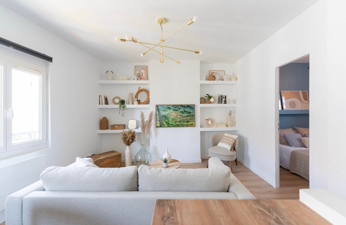 Séjour rénové d’un appartement marseillais dans le quartier du Panier