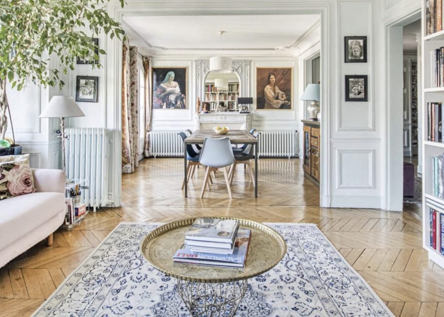 Séjour lumineux d’un appartement haussmannien dans le 2e arrondissement de Paris